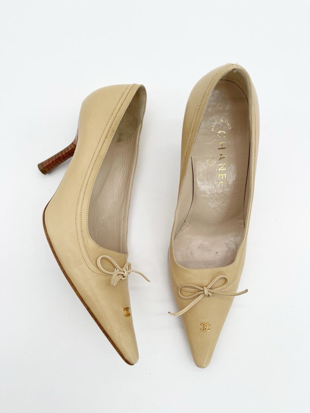 Chanel Vintage Retro Beige Leather Bow CC Logo Pointed Toe Heels Pumps EU 39